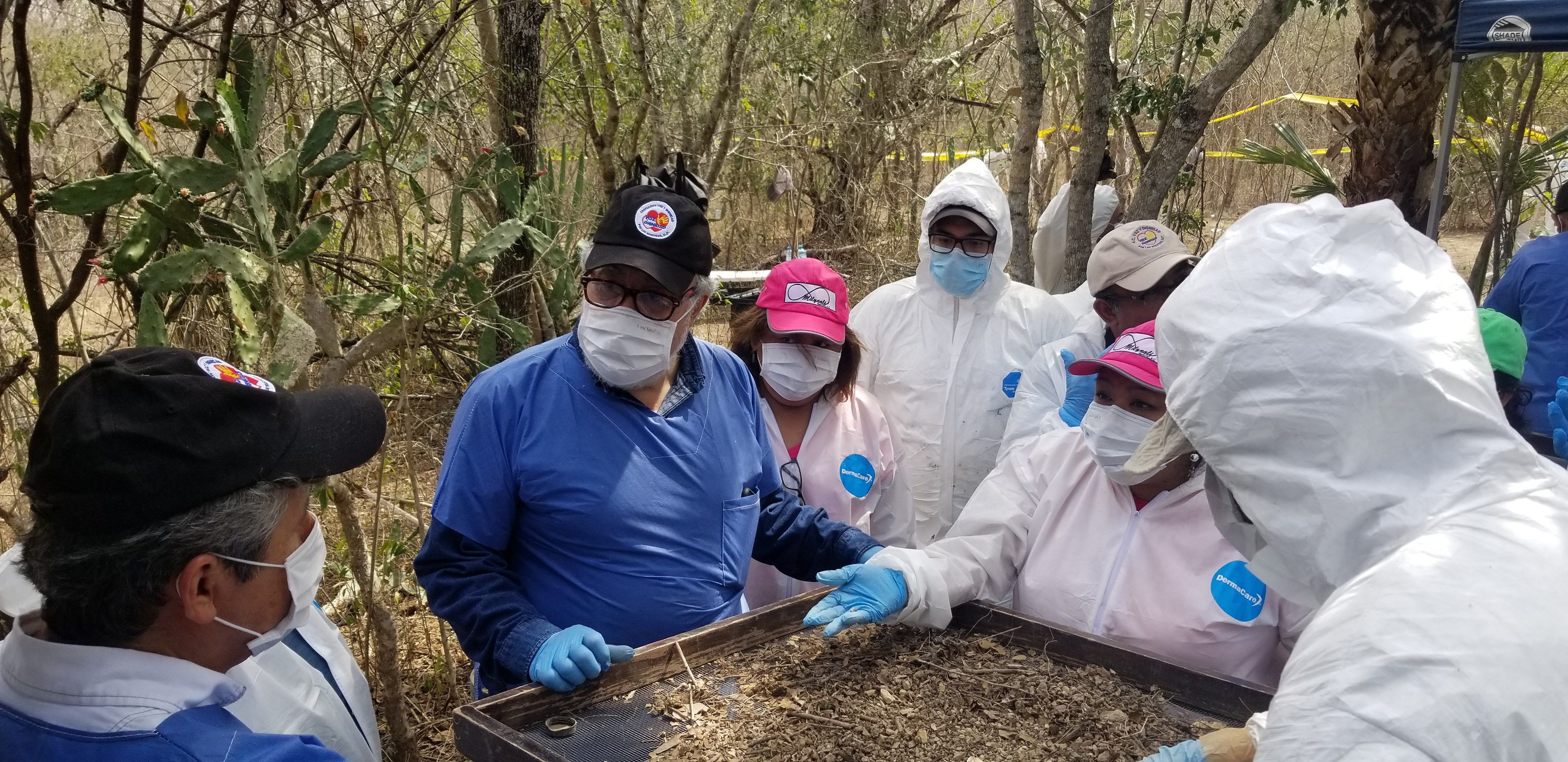 Familiares de desaparecidos trabajan para exhumar restos de personas en el norteño estado de Tamaulipas. (Foto Prensa Libre: EFE).