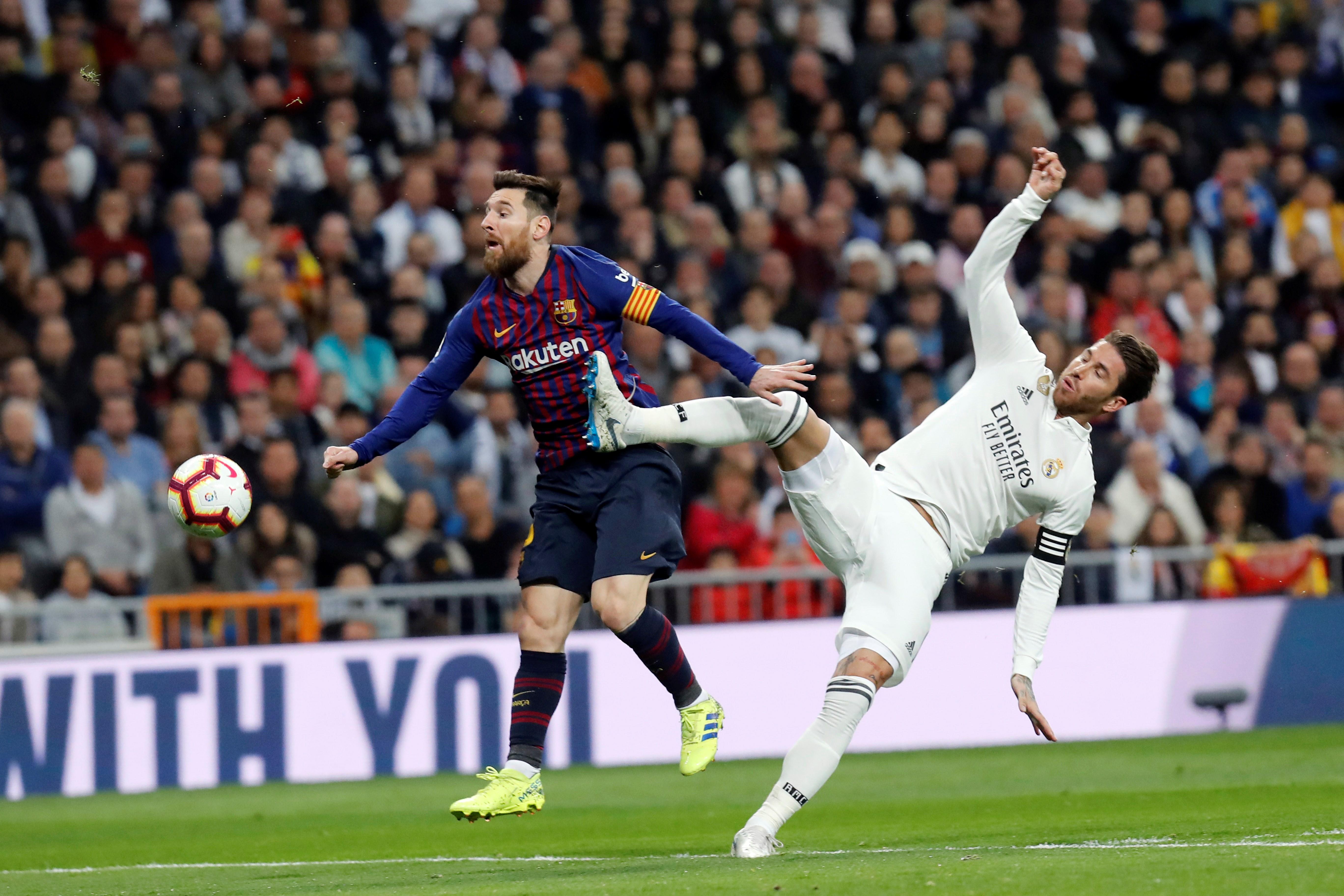 Esta foto tomada el 2 de febrero de 2019 muestra Sergio Ramos cuando lucha por un balón con Leo Messi durante el Clásico correspondiente a la feche 26 de LaLiga. Foto Prensa Libre: EFE.