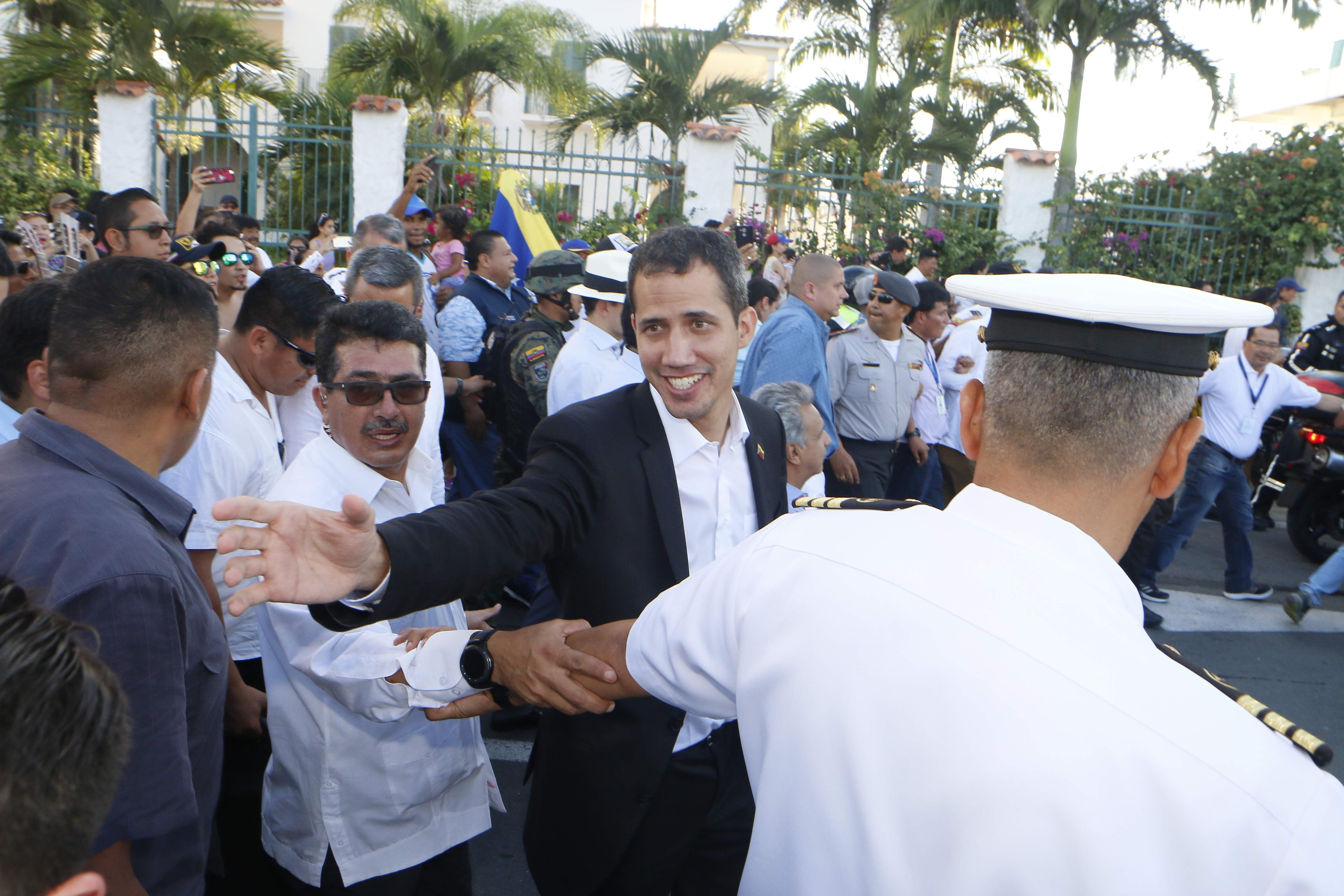 El líder de la Asamblea Nacional venezolana y autoproclamado presidente de ese país, Juan Guaidó saluda a los venezolanos residentes en Salinas, Ecuador. (Foto Prensa Libre: EFE)