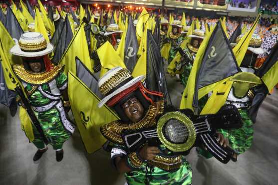 Desfile de escuelas de samba durante el carnaval en Río de Janeiro