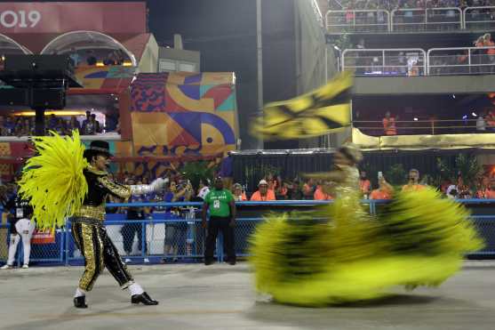 La escuela Sao Clemente abrió los desfiles del grupo especial de Río de Janeiro, de este lunes, la principal atracción de la fiesta más emblemática de Brasil. 