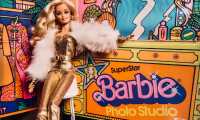 MIA16. WILTON MANORS (FL, EEUU), 09/03/2019.- Fotografía de ayer viernes donde aparece la muñeca Barbie de los 80 que forma parte de la exposición "The Art of Barbie", que este sábado abre al público en Wilton Manors, a unas 32 millas (51 kms) al norte de Miami, Florida (EE.UU.). Los fanáticos de Barbie, la muñeca más famosa del mundo, festejan hoy su 60 cumpleaños con las más diversas actividades, como una exposición en Florida que brinda a los visitantes la oportunidad de ponerse a la altura de su ídolo. EFE/Giorgio Viera