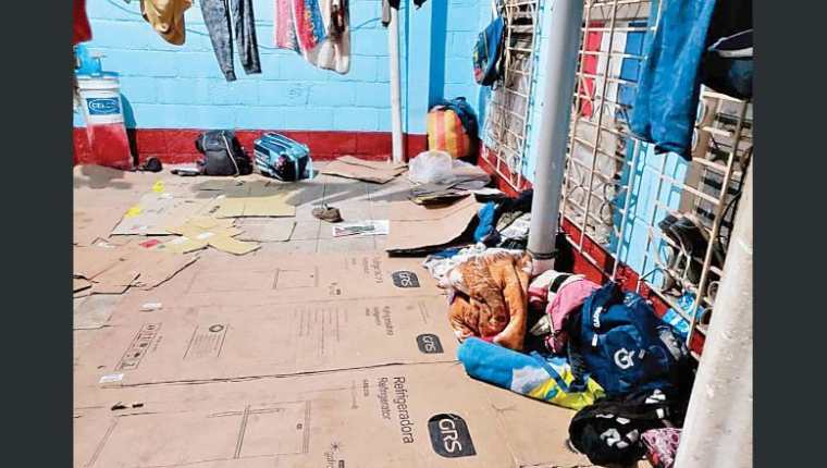 Guatemaltecos dormían en el suelo, en la misma bodega donde trabajaban. (Foto Prensa Libre: Cortesía La Prensa Gráfica)