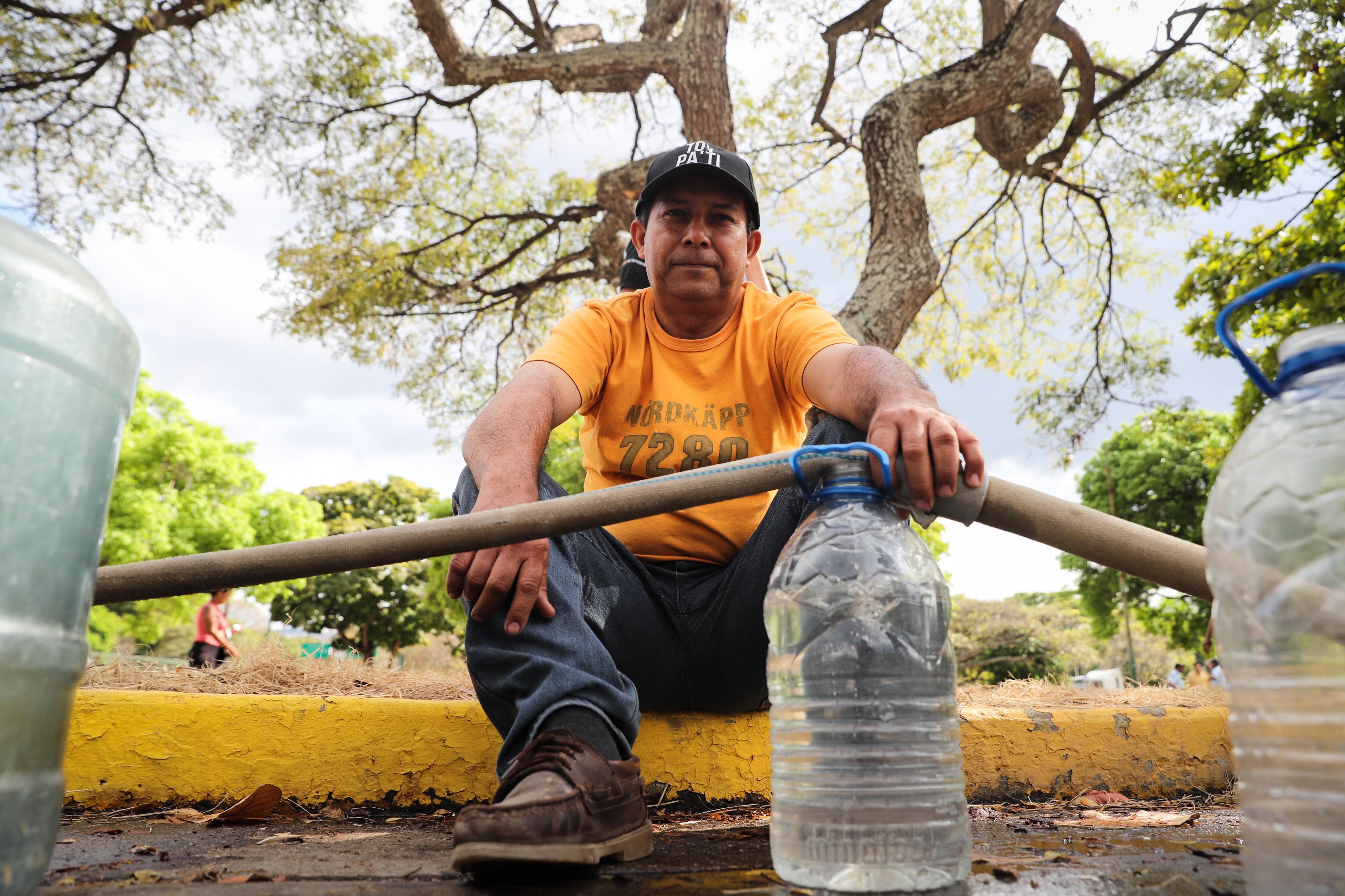 Crisis en Venezuela, los ciudadanos buscan agua y alimentos. 