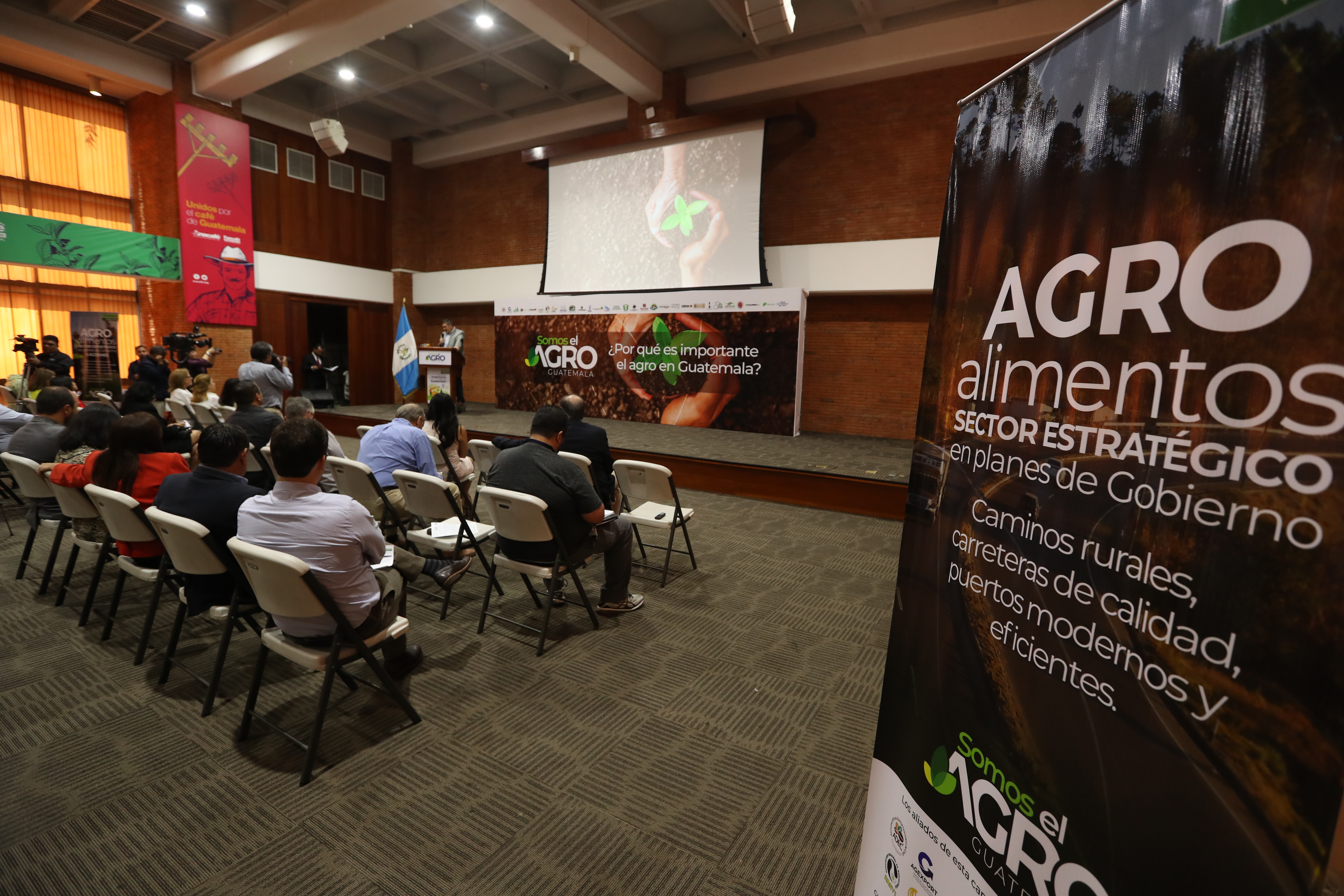 Representantes de 30 organizaciones y gremiales presentaron la campaña "Somos el Agro Guatemala" de cara a las elecciones generales de junio próximo. El evento se realizó en la sede de Anacafé. (Foto Prensa Libre: Esbín García) 
