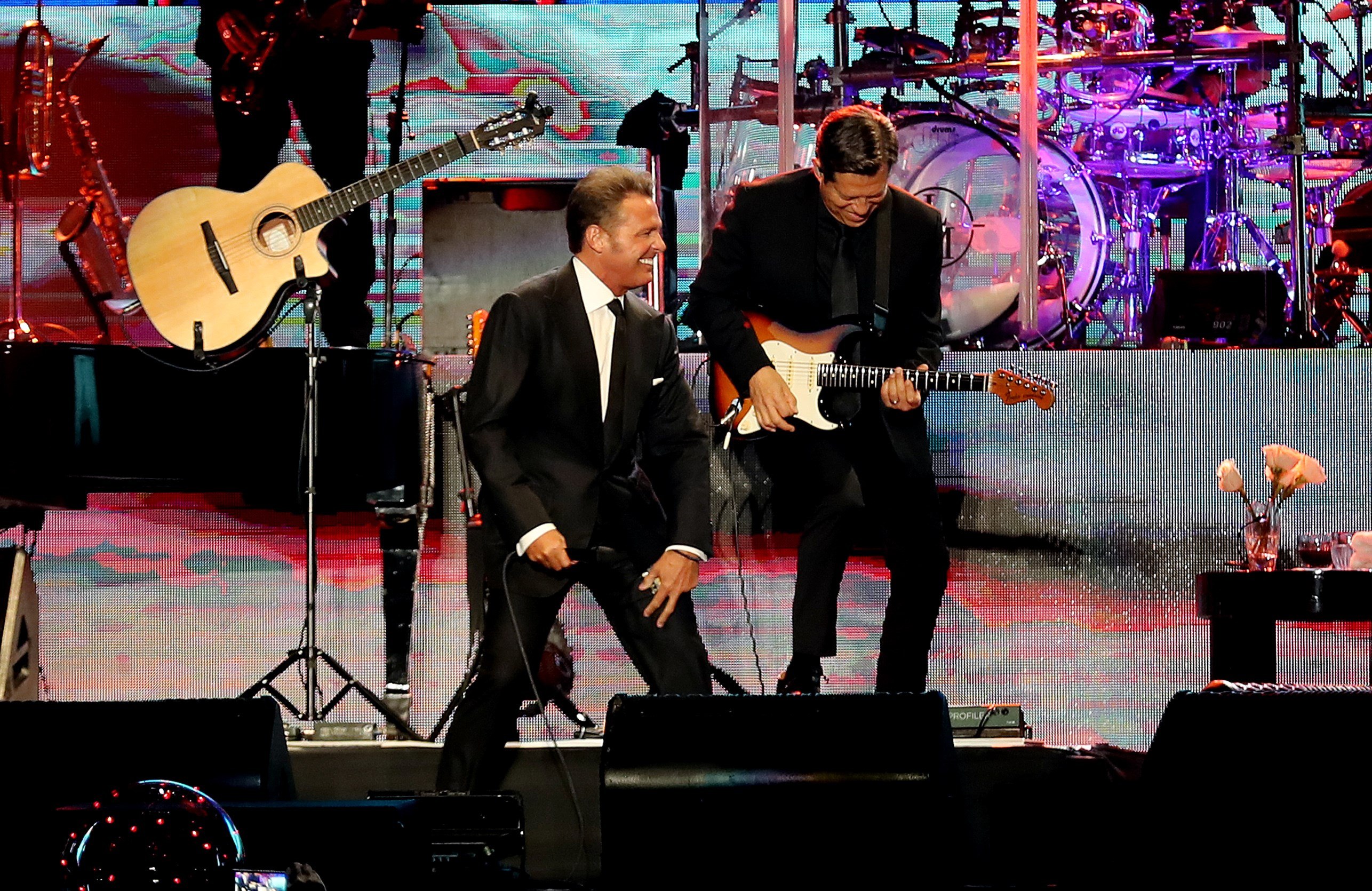 Luis Miguel, en un concierto en Colombia. El martes se presentará en Guatemala. (Foto Prensa Libre: EFE)