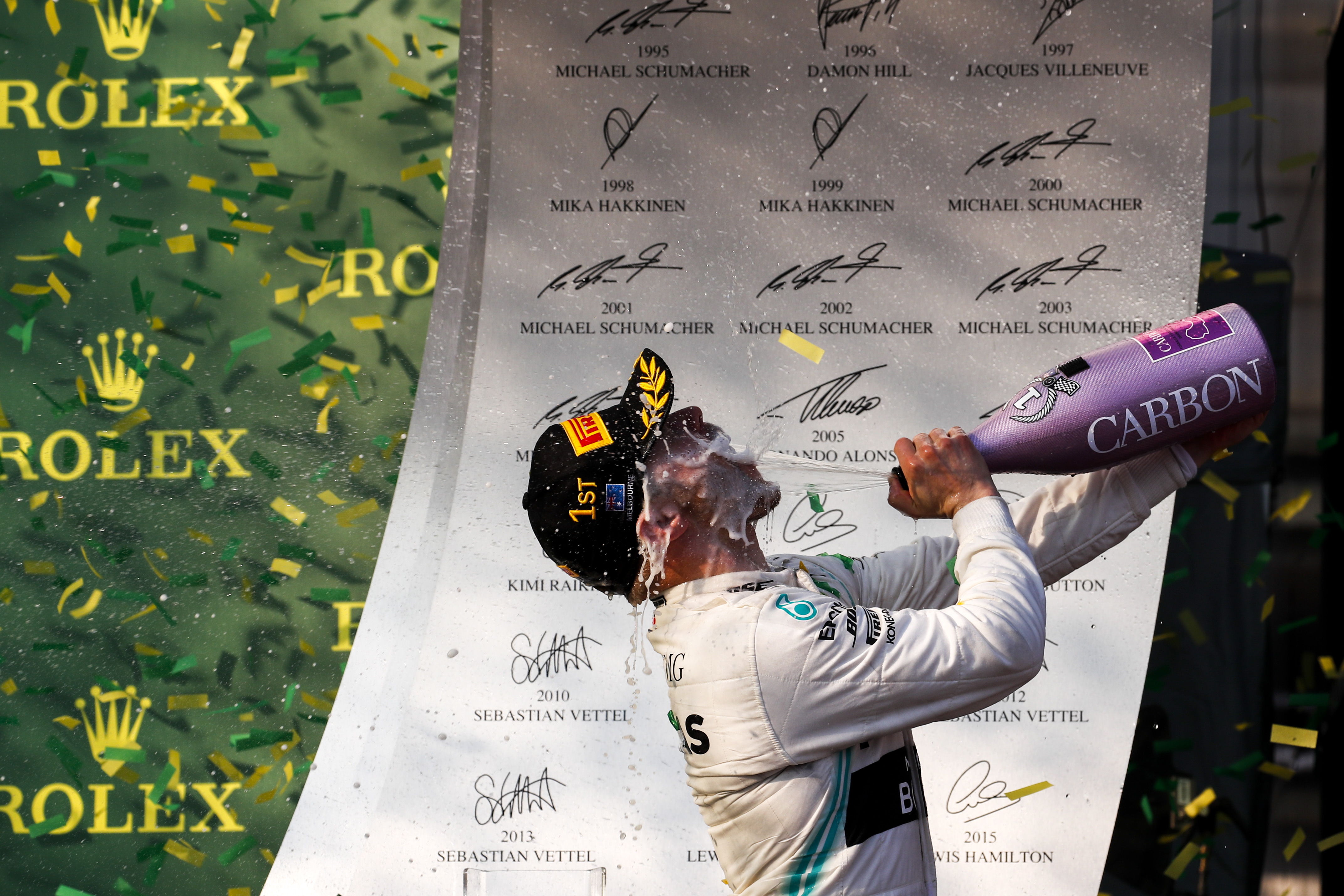 El piloto Valtteri Bottas de Mercedes celebra el triunfo en Australia. (Foto Prensa Libre: EFE)