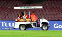 Naples (Italy), 17/03/2019.- Napoli's goalkeeper David Ospina (L) receives medical assistance as he leaves the pitch on a vehicle after being injured during the Italian Serie A soccer match between SSC Napoli and Udinese Calcio at the San Paolo stadium in Naples, Italy, 17 March 2019. (Italia, Nápoles) EFE/EPA/CESARE ABBATE