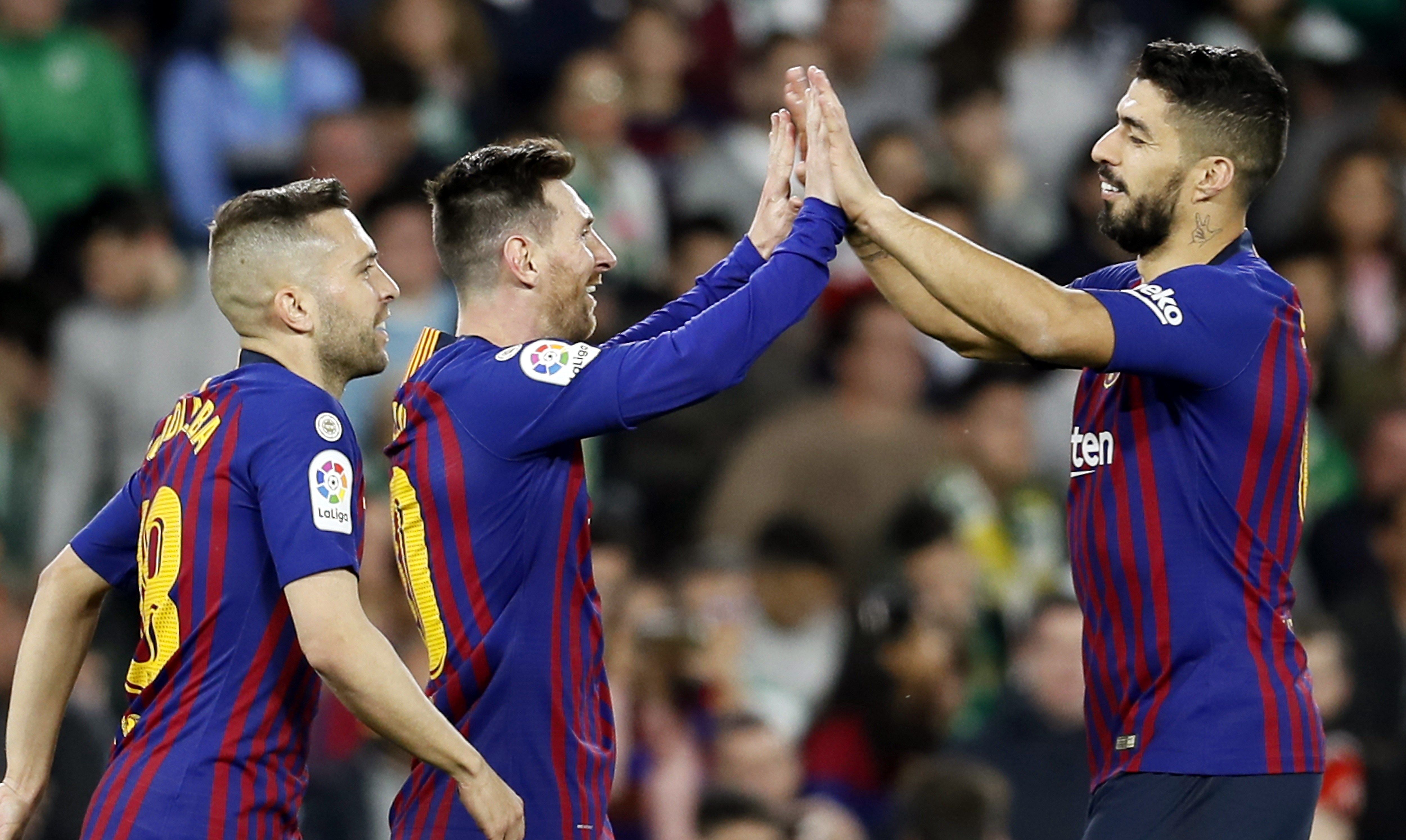 El delantero argentino del FC Barcelona Lionel Messi (c) celebra con sus compañeros Jordi Alba (i) y Luis Suárez. (Foto Prensa Libre: EFE)