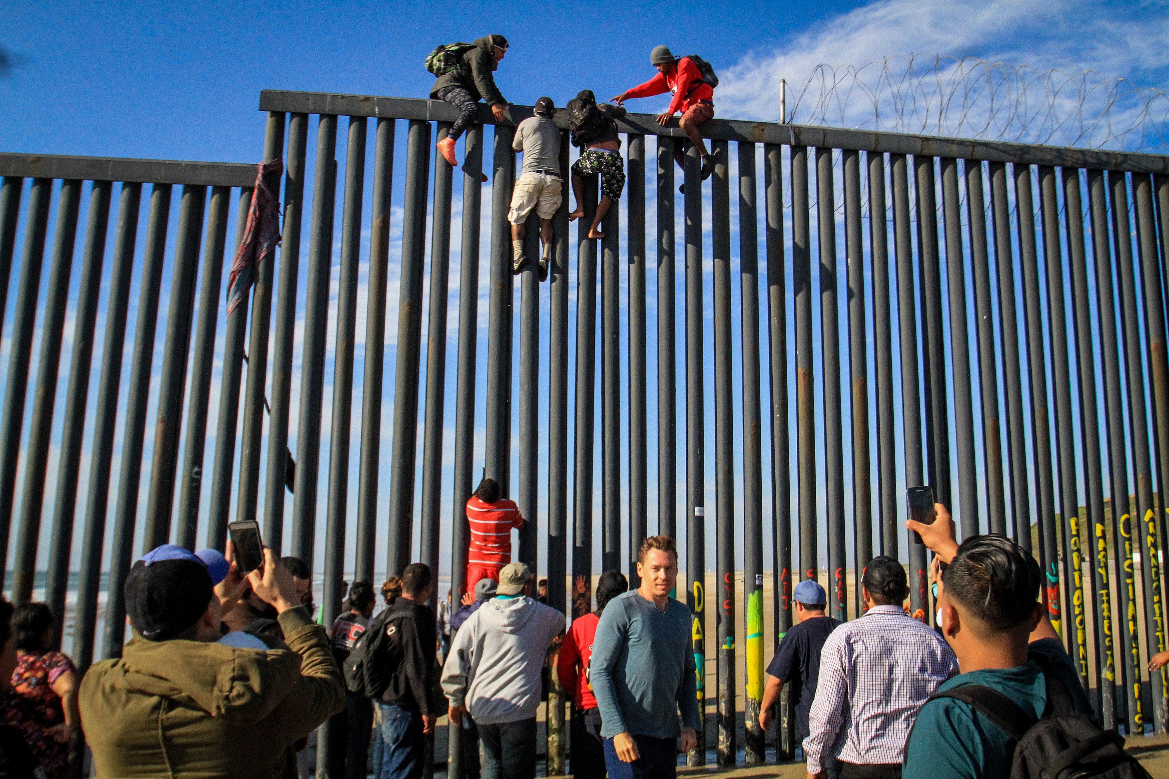 Decenas de migrantes intentan ingresar a Estados Unidos desde la zona de Playas Tijuana. (Foto Prensa Libre EFE)