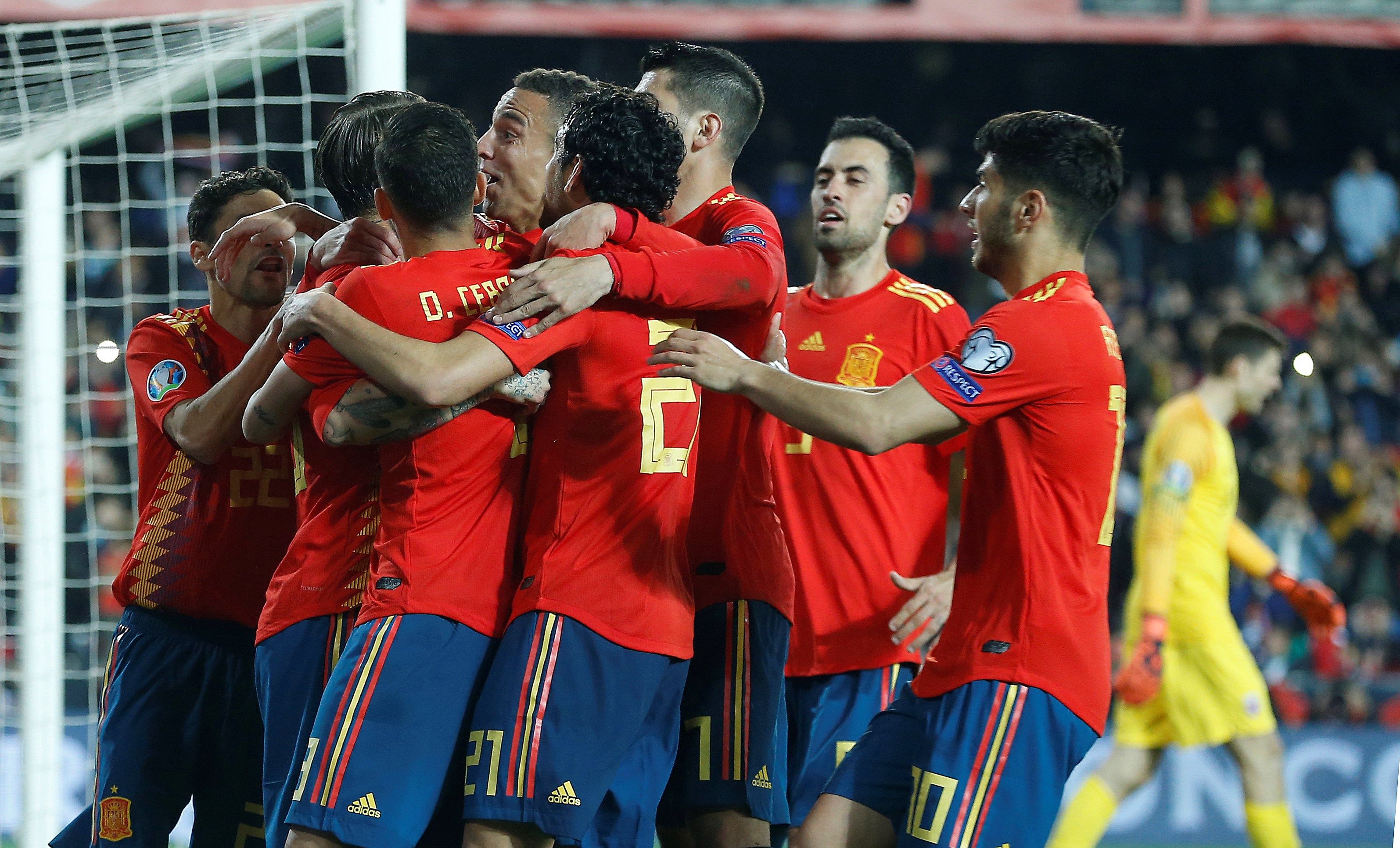 Los jugadores de la selección española celebran el segundo gol del combinado español. (Foto Prensa Libre: EFE)