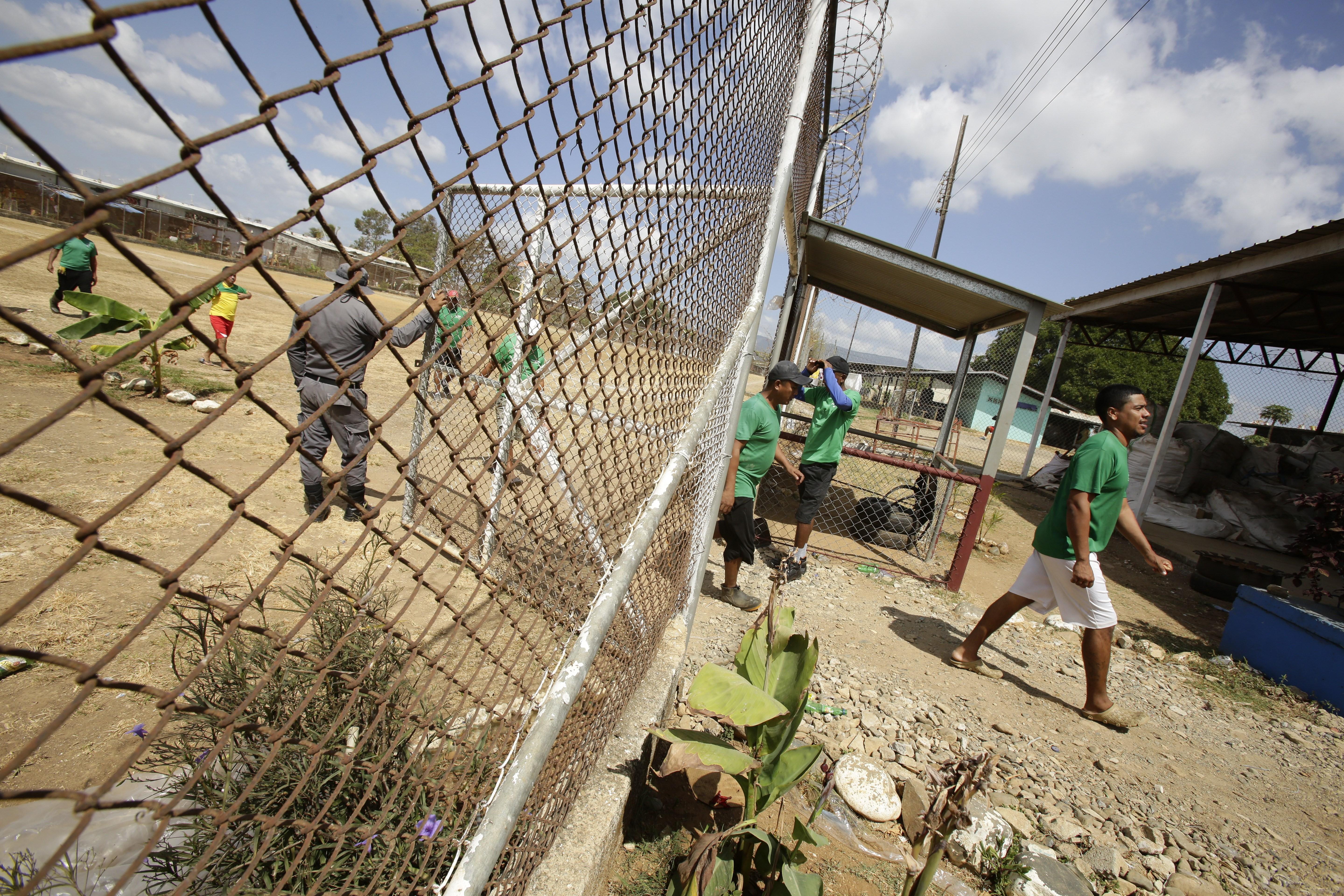 ACOMPAÑA CRÓNICA: PANAMÁ CÁRCELES - AME773. CIUDAD DE PANAMÁ (PANAMÁ), 24/03/2019.- Internos del proyecto de reciclaje entran al taller de la cárcel La Joyita el 22 de marzo de 2019, a las afueras de Ciudad de Panamá (Panamá). Hace cuatro años La Joyita parecía más un vertedero que una cárcel. Los reos caminaban sobre montañas de basura y comida podrida y dormían entre ratas y olores inmundos. Cansados de semejante miseria, un grupo de presos ideó un programa de reciclaje que ha revolucionado tanto el penal como sus vidas. EFE/Carlos Lemos