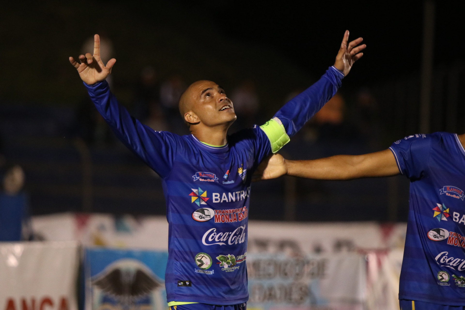 Janderson Pereira celebra el segundo gol de Cobán Imperial en el partido contra Iztapa. (Foto Prensa Libre: Eduardo Sam)