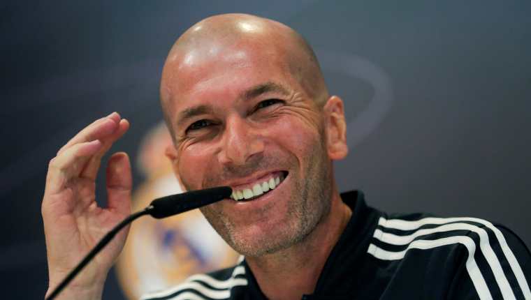 El entrenador del Real Madrid, Zinedine Zidane, durante la rueda de prensa en la Ciudad Deportiva de Valdebebas. (Foto Prensa Libre: EFE)
