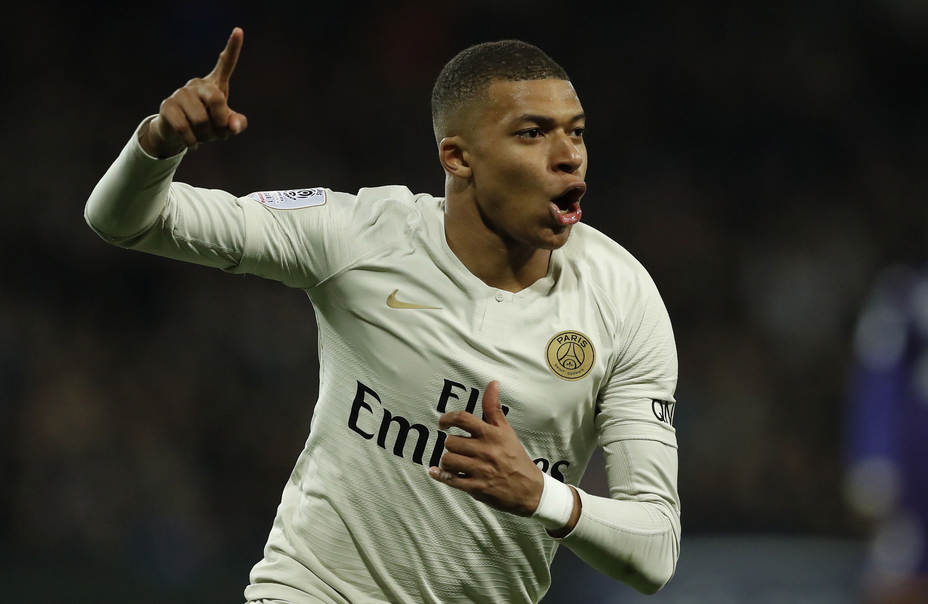 Así festejó Mbappé, la gran figura del París Saint-Germain. (Foto Prensa Libre: EFE)