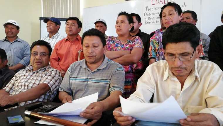 Los alcaldes comunitarios de Xelajú demandan reformar 52 artículos del POT. (Foto Prensa Libre: Mynor Toc)