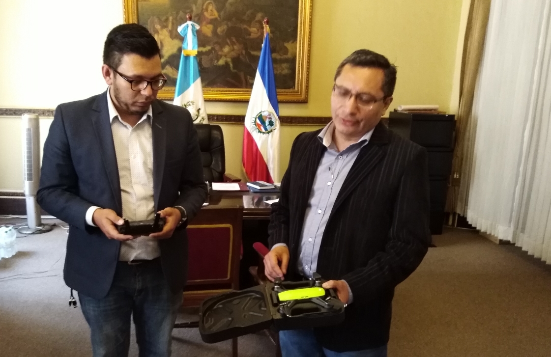 Julio César Quemé, gobernador de Quetzaltenango, muestra el mini dron que servirá para vigilar la ciudad altense. (Foto Prensa Libre: Cortesía)