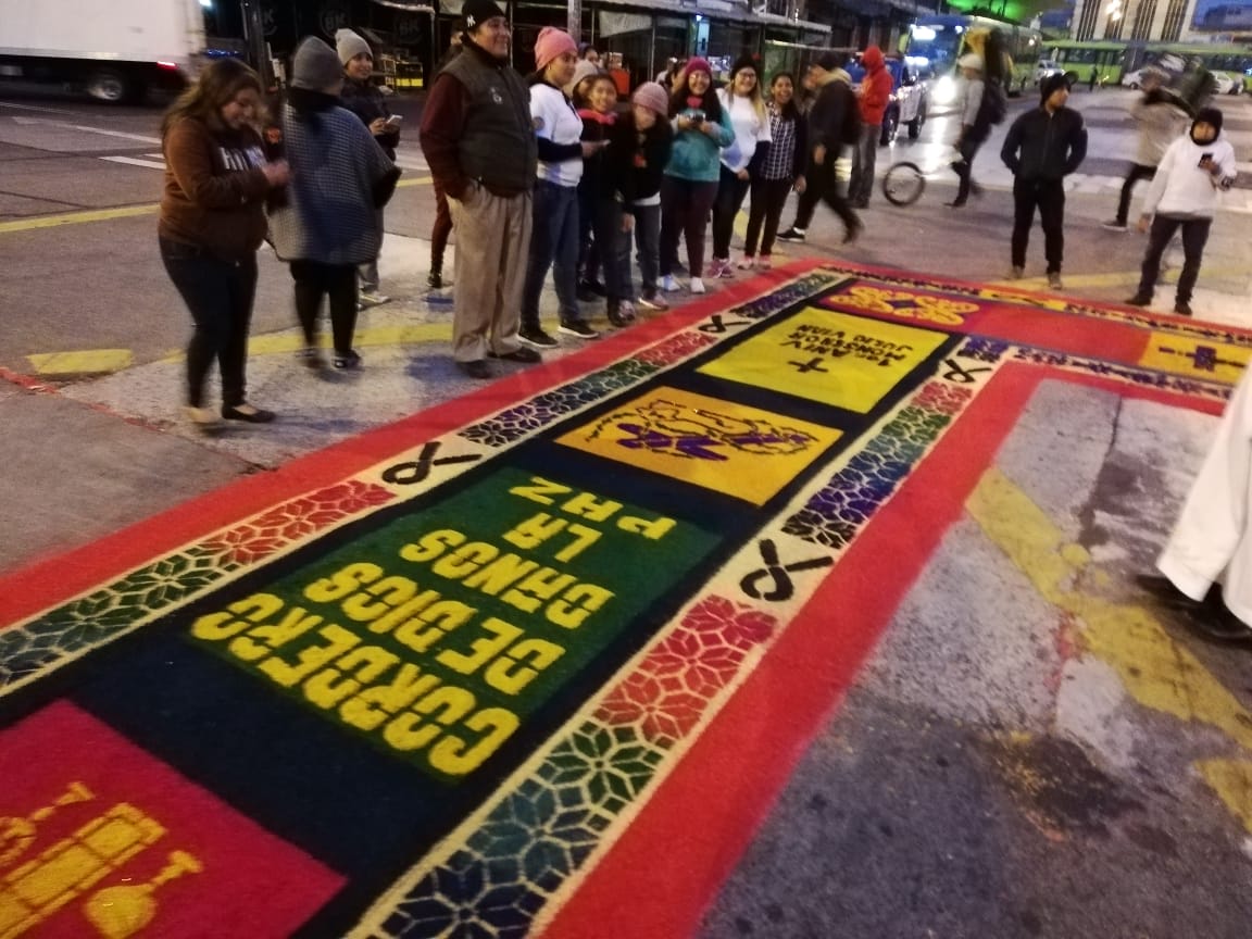 Jóvenes realizan alfombra sobre la 6a. avenida y 18 calle, zona 1, y esperan el paso de la procesión de Jesús Nazareno de la Justicia del templo El Calvario. (Foto Prensa Libre: Oscar Rivas)
