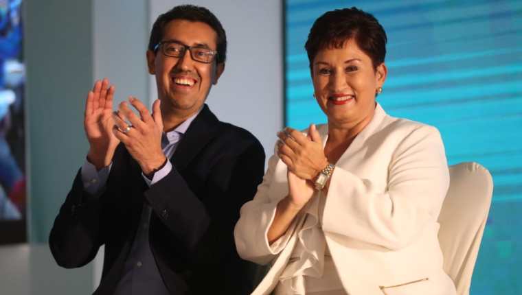 Jonathan Menkos y  Thelma Aldana, durante la asamblea  de proclamación del Movimiento Semilla. (Foto Prensa Libre: Esbin García)