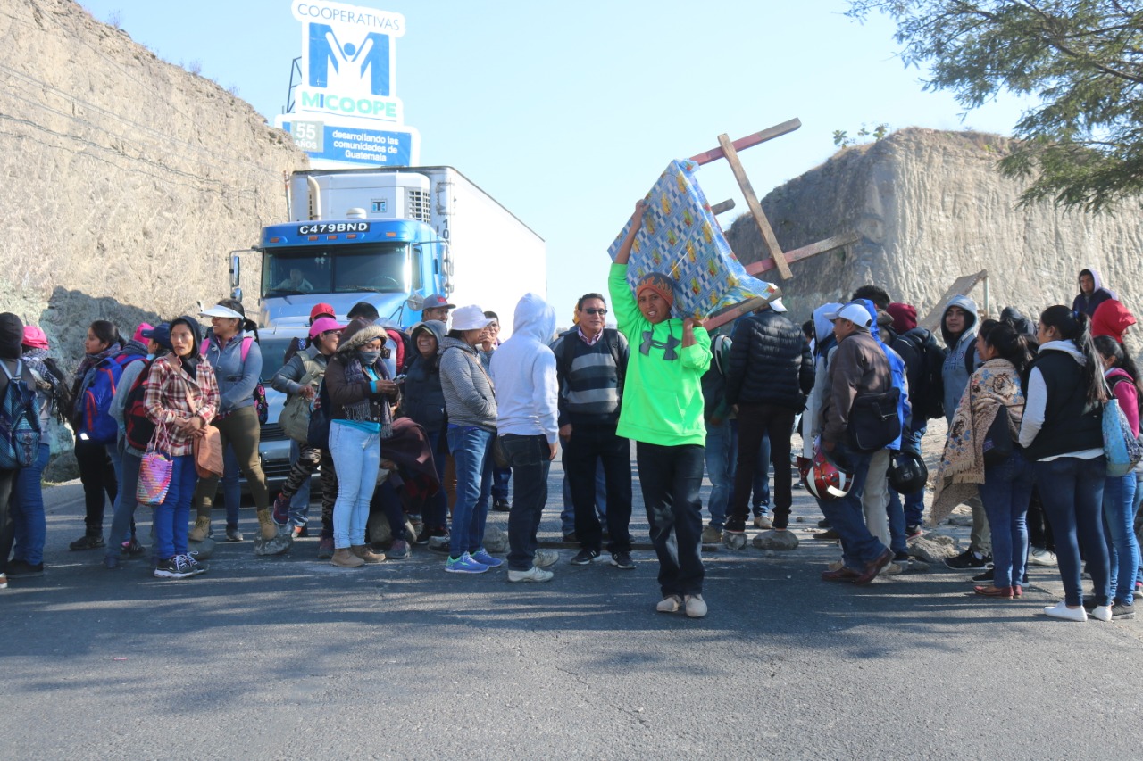 Salubristas bloquean el paso en Piedras Negras. (Foto Prensa Libre: Mike Castillo)
