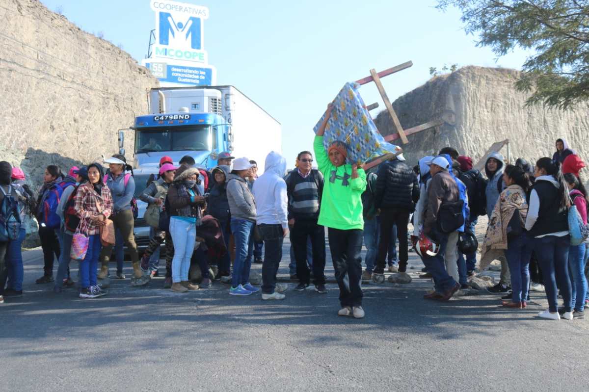 Viajeros afectados por bloqueo de salubristas en Piedras Negras