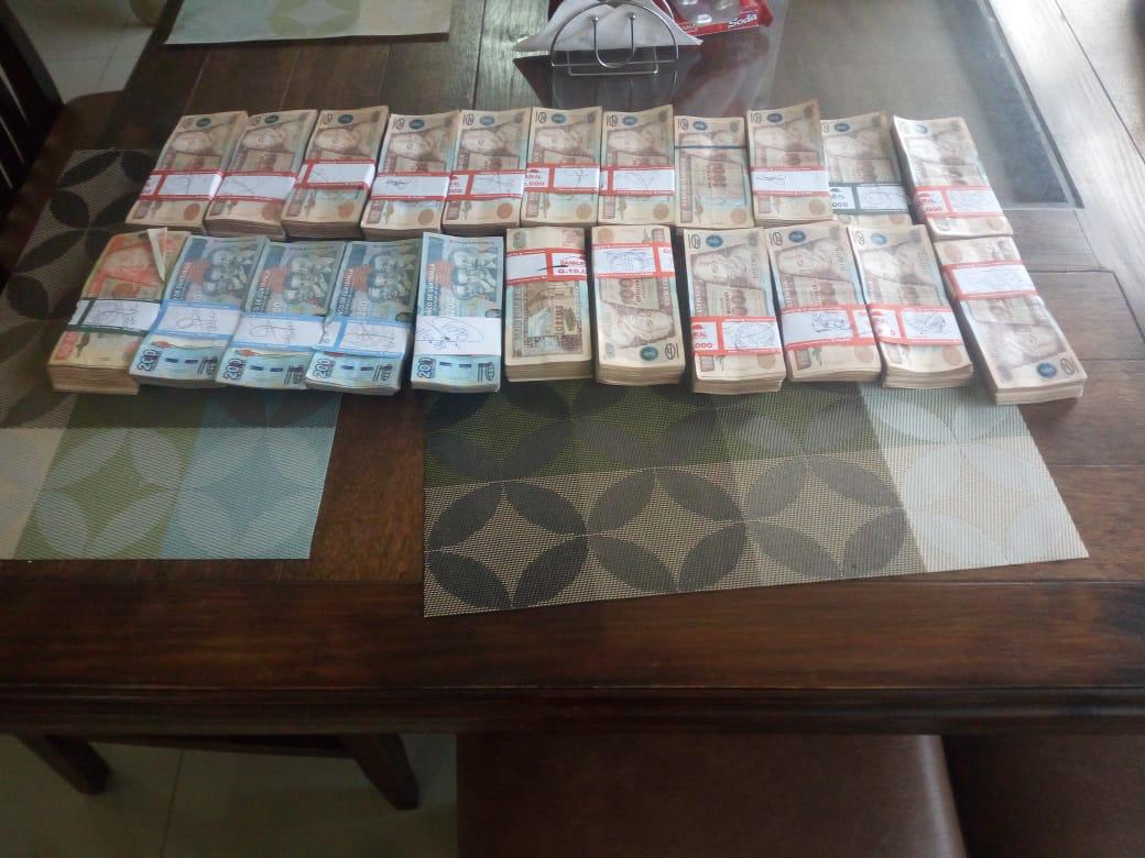 Parte del dinero incautado por las autoridades. (Foto Prensa Libre: PNC)