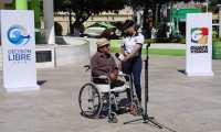 Osmín Castro comenta las necesidades que hay en la Ciudad de Jutiapa. (Foto Prensa Libre: Enrique Paredes)