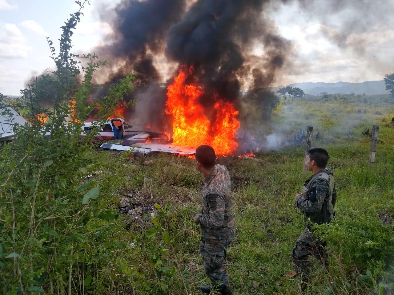 Una avioneta se desplomó en Rubelsanto cuando despegaba. (Foto Prensa Libre: DGAC)