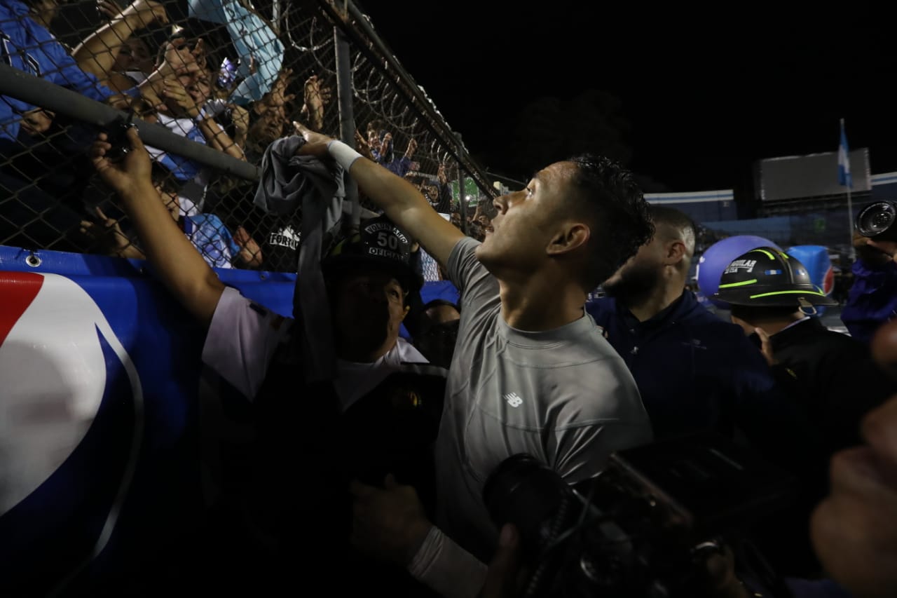 Keylor Navas en el momento que regala su camiseta a un aficionado guatemalteco. (Foto Prensa Libre: Óscar Rivas).