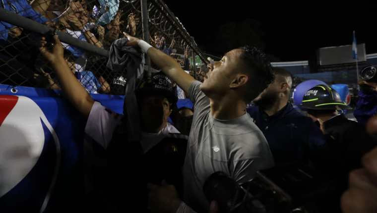 Keylor Navas en el momento que regala su camiseta a un aficionado guatemalteco. (Foto Prensa Libre: Óscar Rivas).