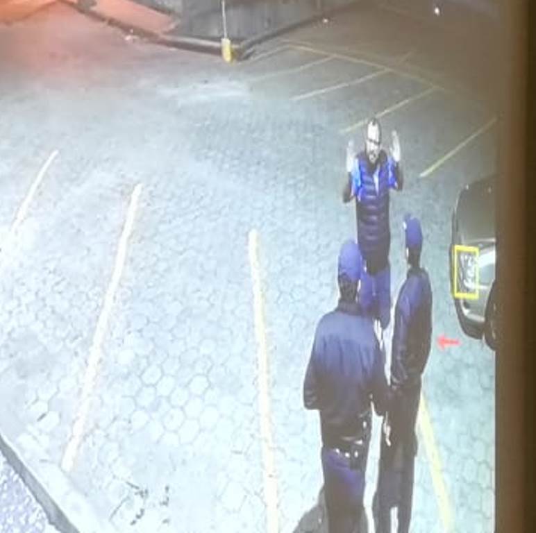 Discusión entre el abogado y los guardias antes de que fuera ultimado a balazos, el domingo 10 de marzo. (Foto Prensa Libre: Hemeroteca PL)