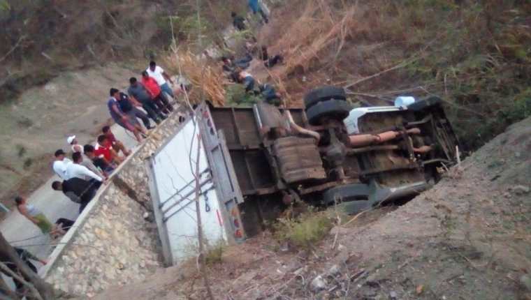 Lugar donde ocurrió el accidente del camión que transportaba migrantes centroamericanos. (Foto Prensa Libre: EFE)