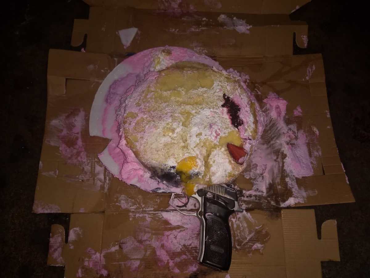 Pandilleros usaron pastel para esconder arma que emplearían en ataque