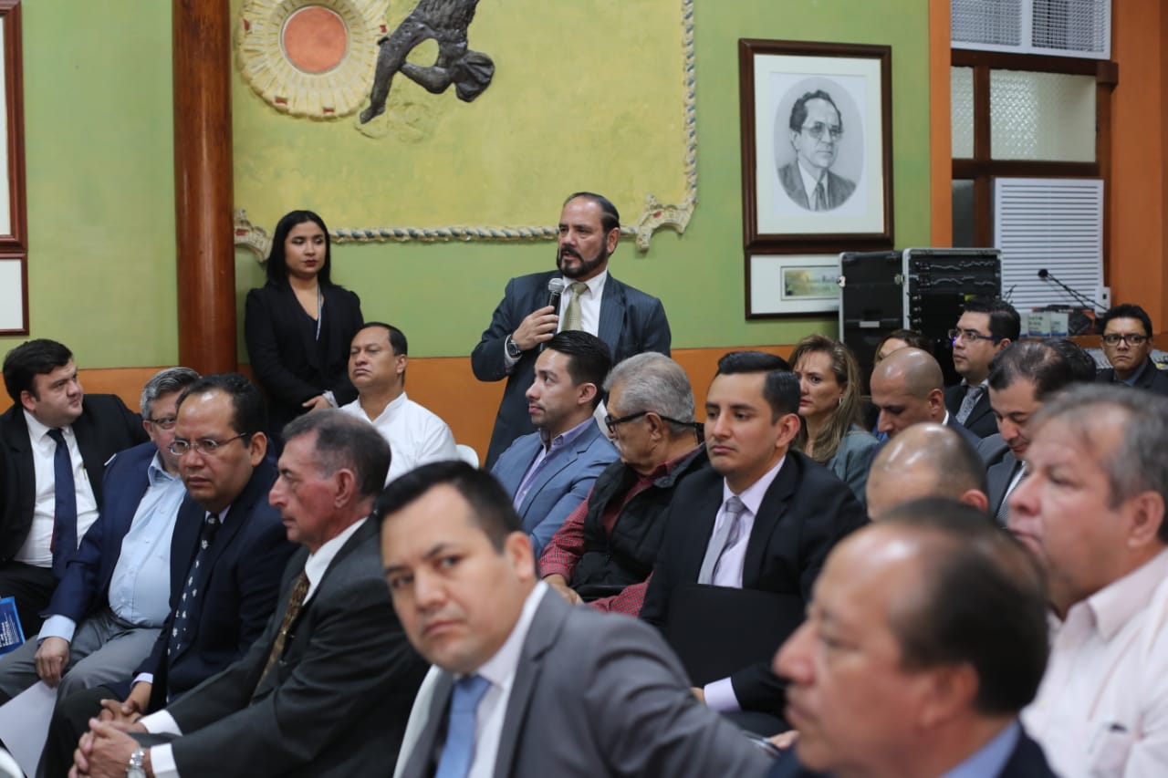 Partidos impugnarán las sanciones que emitió el Registro de Ciudadanos, a cargo de Leopoldo Guerra -c-. (Foto Prensa Libre: Hemeroteca PL)