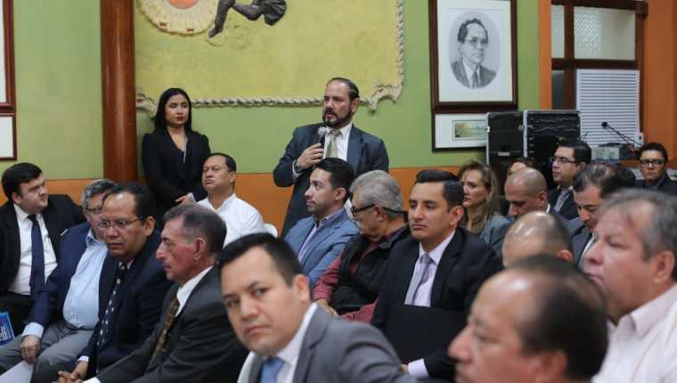 Partidos impugnarán las sanciones que emitió el Registro de Ciudadanos, a cargo de Leopoldo Guerra -c-. (Foto Prensa Libre: Hemeroteca PL)