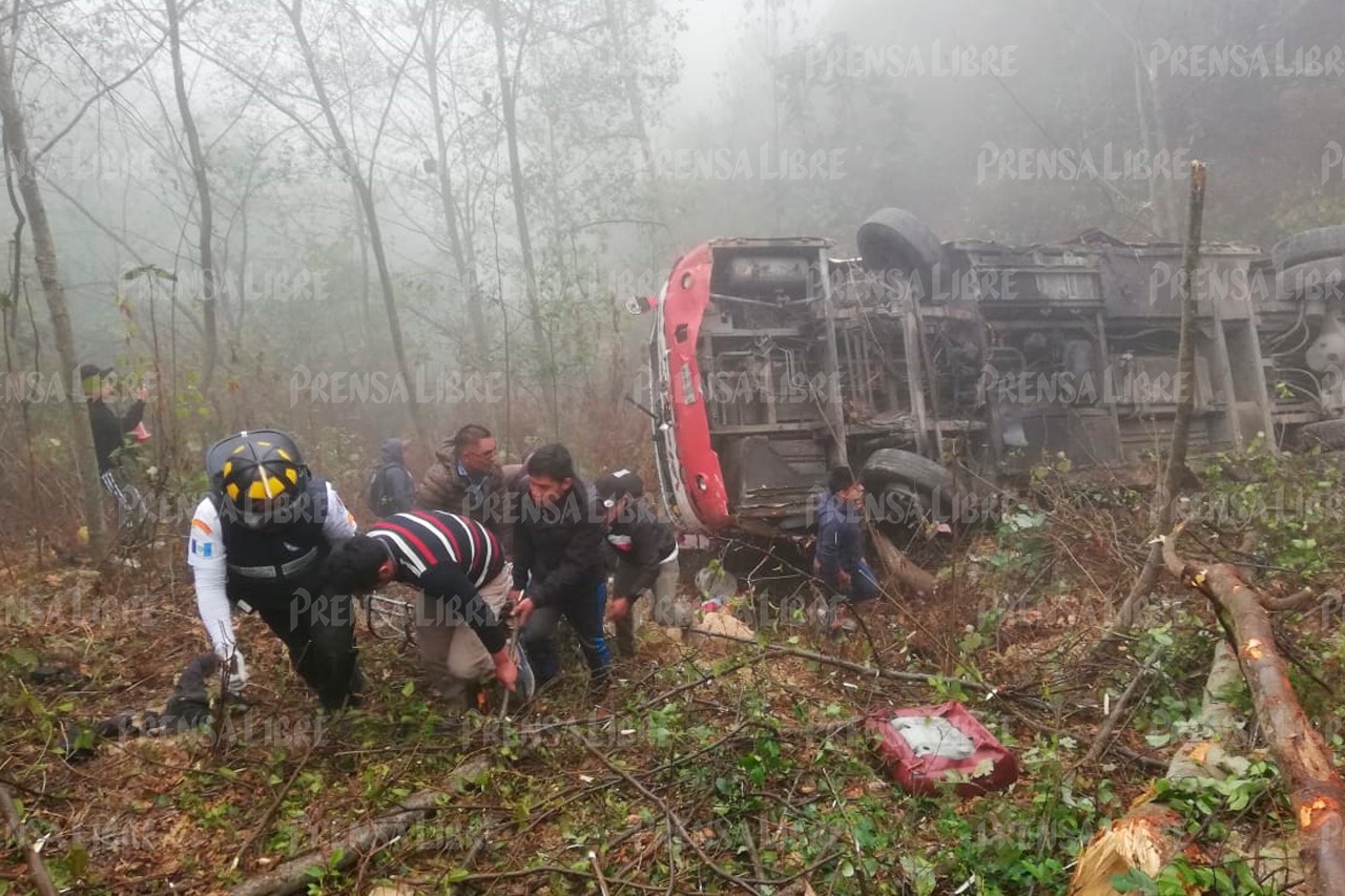 El bus de los transportes Velásquez cayó en un barranco, en el kilómetro 154 de la ruta Interamericana, en Nahualá, Sololá. (Foto Prensa Libre: Mynor Toc)