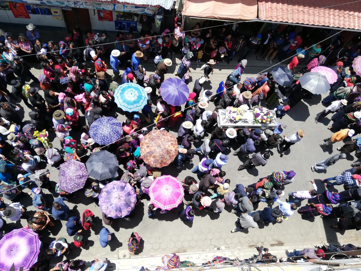 Rodeados de vecinos de Nahualá, familiares inhuman a las víctimas de la tragedia en la ruta Interamericana. (Foto Prensa Libre: Mynor Toc)