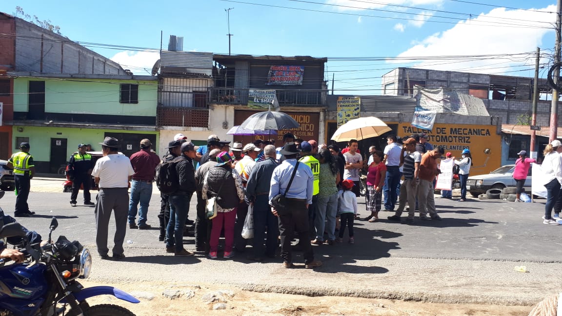 Pobladores de varios sectores de la cabecera de Chimaltenango bloquean el paso en el kilómetro 56 de la ruta Interamericana. (Foto Prensa Libre: Víctor Chamalé)