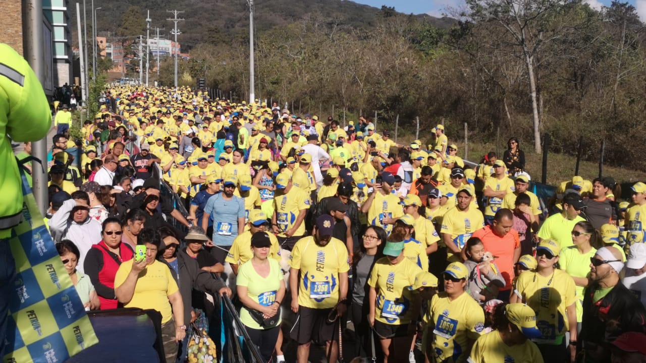 Cientos de personas participan en la carrera a beneficio de las mascotas de Mixco. (Foto Prensa Libre: Cortesía)