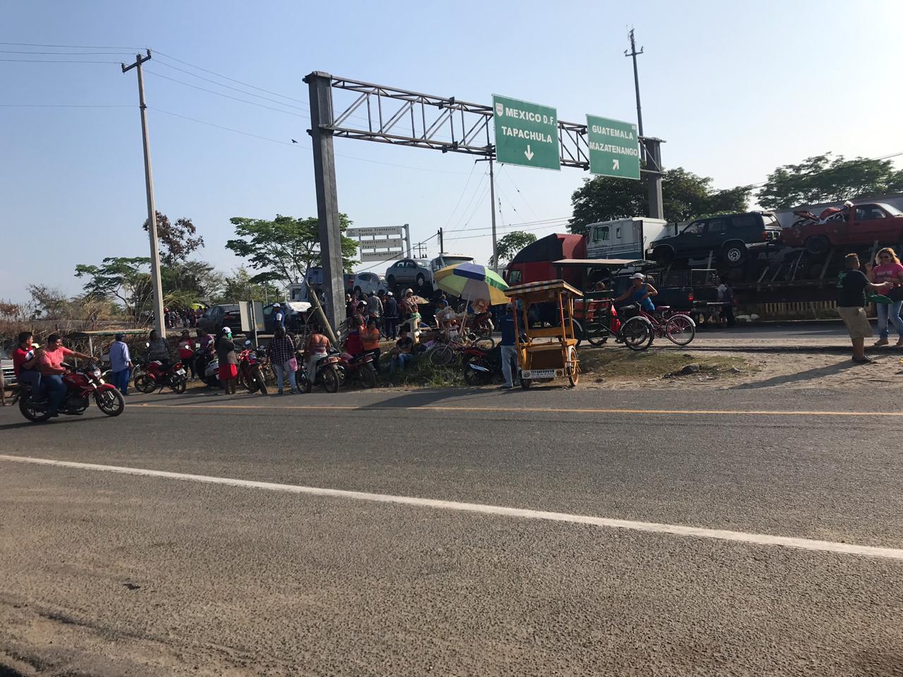 Varios padres de familia bloquean el paso por la frontera entre Guatemala y México. (Foto Prensa Libre: Alex Coyoy)