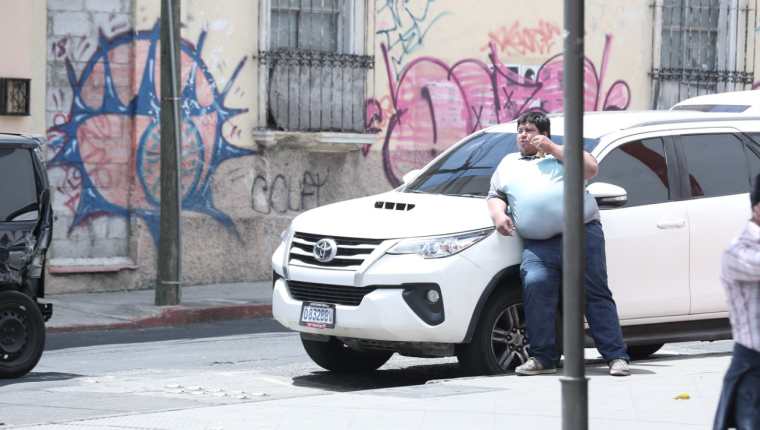 Durante la entrega de credenciales al binomio presidencial de FCN-Nación, a un costado del TSE, estaba estacionado dicho automotor. (Foto Prensa Libre: Juan Diego González )