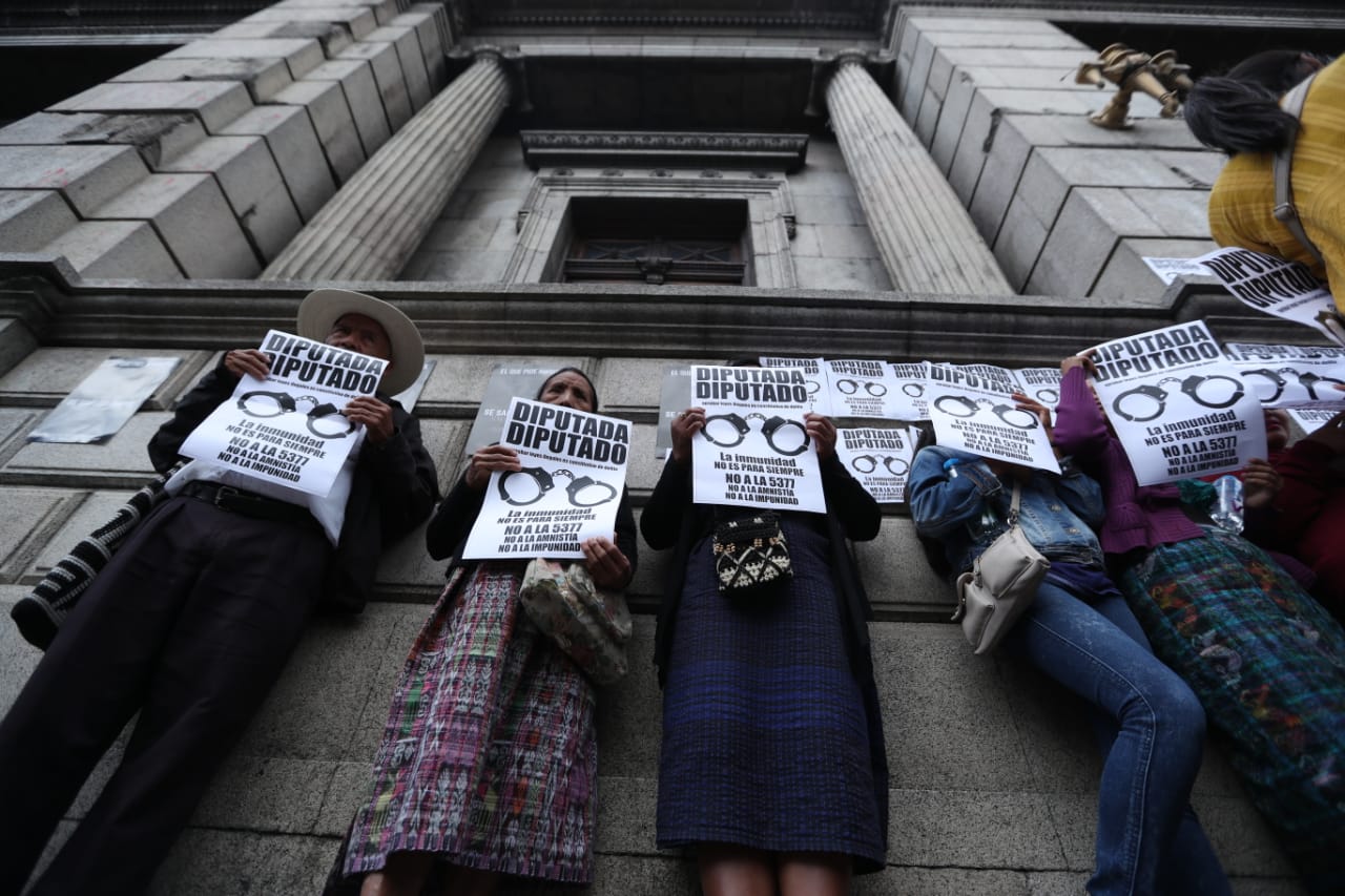 Integrantes de la Coordinadora del Movimiento Nacional de Victimas acudieron frente al Congreso para protestar en contra de las reformas a la Ley de Reconciliación Nacional. (Foto Prensa Libre: Cortesía)