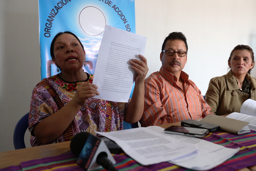 Norma Quixtán precandidata a la alcaldía de Xelajú por el comité cívico Organización Ciudadana de Acción Social, muestra el recurso de nulidad 
 que presento al TSE. (Foto Prensa Libre: Mynor Toc)