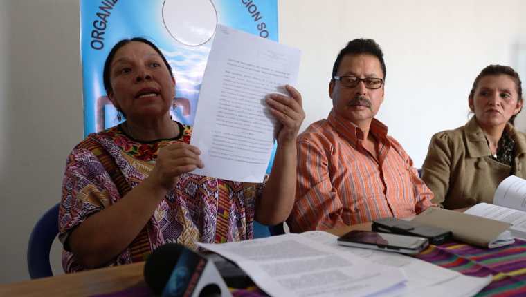 Norma Quixtán precandidata a la alcaldía de Xelajú por el comité cívico Organización Ciudadana de Acción Social, muestra el recurso de nulidad 
 que presento al TSE. (Foto Prensa Libre: Mynor Toc)