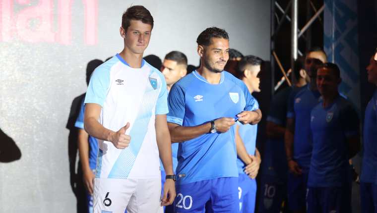 Nicholas Hagen y Edi Danilo Guerra lucen la nuevo indumentaria de la Selección Nacional. (Foto Prensa Libre: Edwin Fajardo)