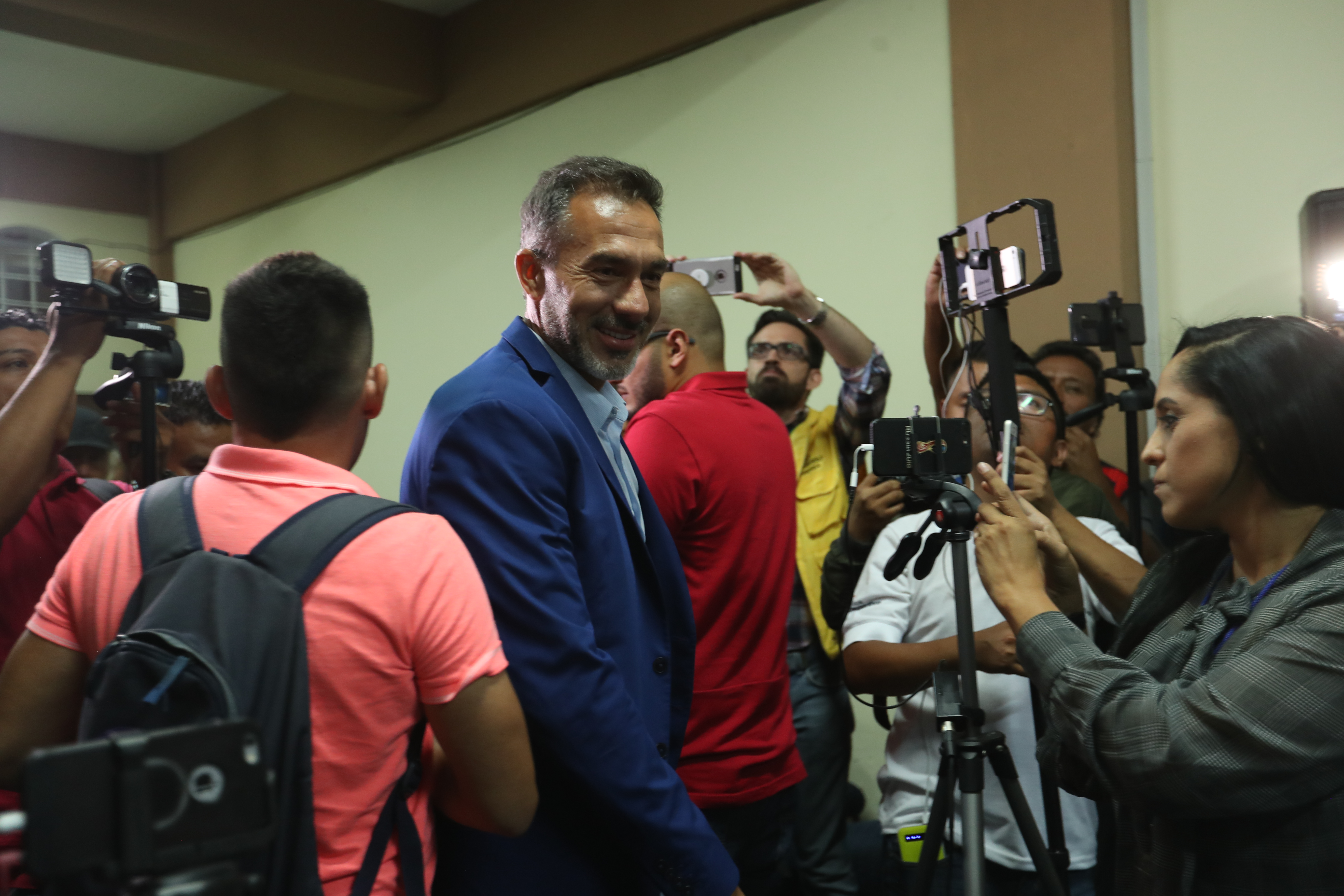El entrenador uruguayo de Costa Rica, Gustavo Matosas, atendió esta noche a los medios de comunicación en la sala de prensa del estadio Doroteo Guamuch Flores (Foto Prensa Libre: Edwin Fajardo) 