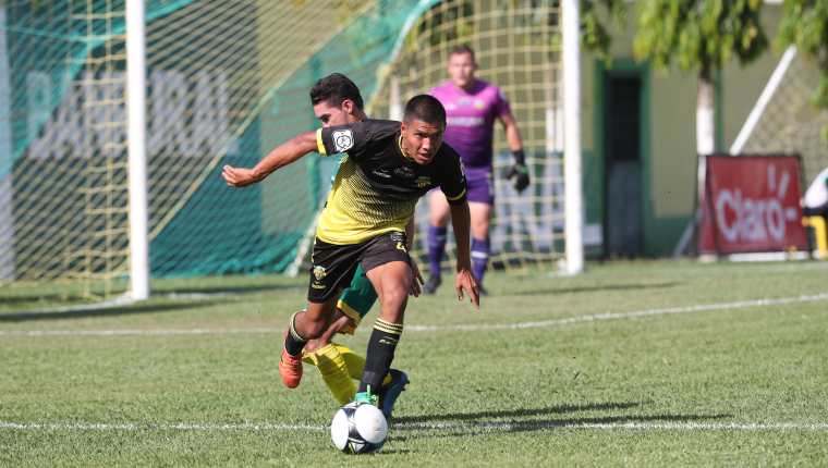 El defensa y capitán de Petapa, Byron Argueta, es uno de los jugadores que también ha sufrido por el impago de salarios (Foto Prensa Libre: Edwin Fajardo) 