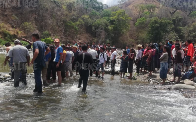 Curiosos permanecen en el lugar donde murieron cinco personas en la ruta a Granados, Baja Verapaz. (Foto Prensa Libre: Eduardo Sam).