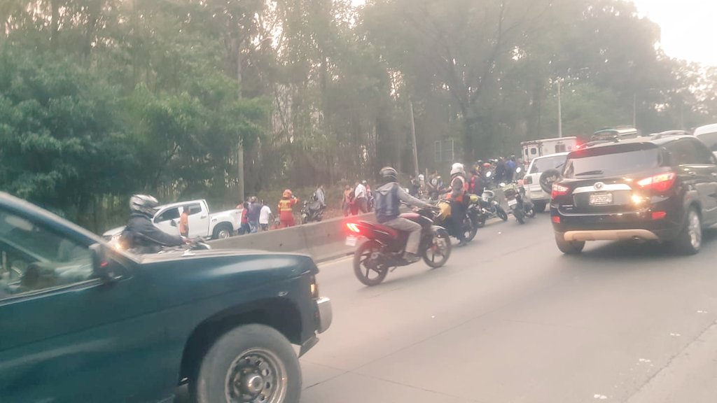 Curiosos permanecen cerca del área donde fue el accidente en la Villalobos. (Foto Prensa Libre: @SantosDalia). 