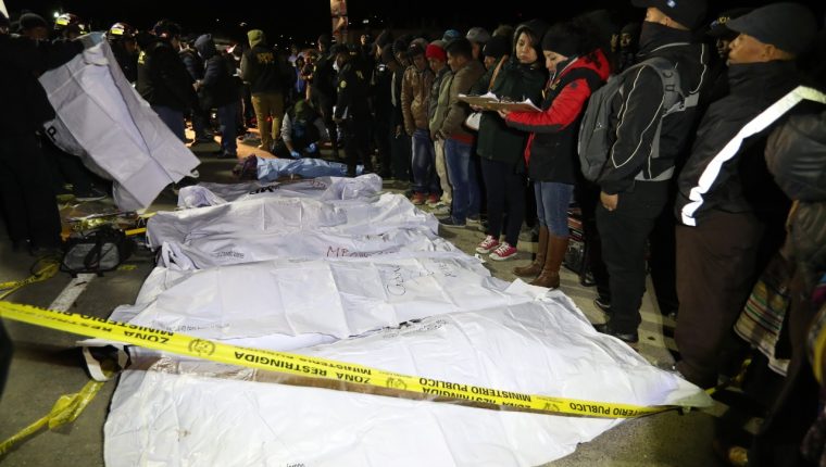 El percance en Nahualá dejó 17 muertos y 19 heridos. (Foto Prensa Libre: Carlos Hernández)